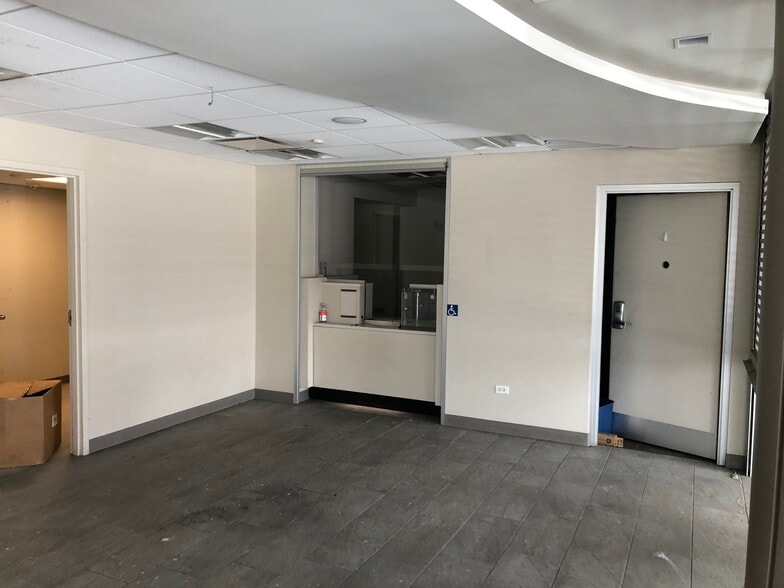More Photos Of 6740 N Ridge Blvd, Chicago Bank For Lease