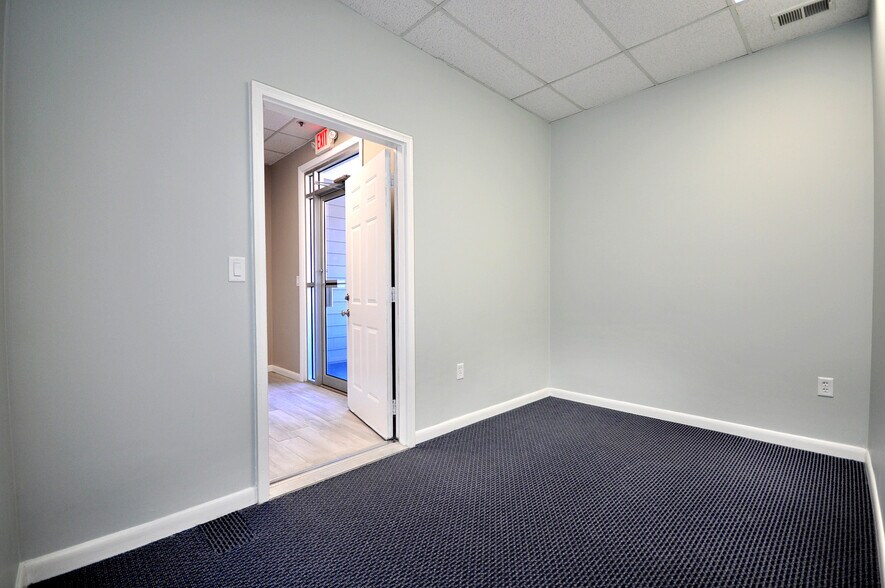 More Photos Of 75 Berlin Rd, Cromwell Medical For Sale