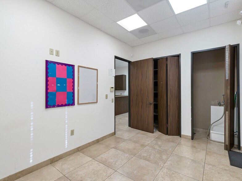 More Photos Of 714 S Peek Rd, Katy Medical For Lease