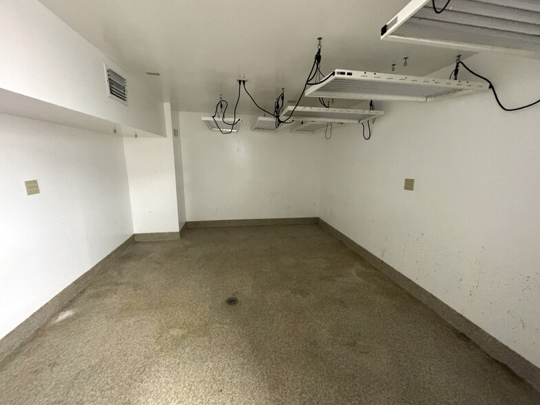 More Photos Of 1547-1561 SE South Niemeyer Cir, Port Saint Lucie Warehouse For Lease