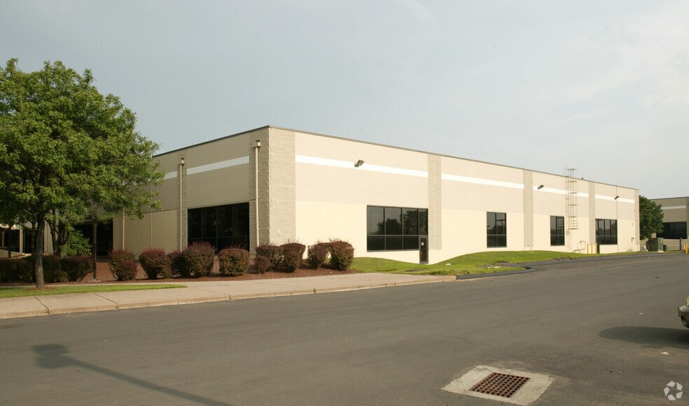 More Photos Of 75 Brainard Rd, Hartford Showroom For Lease