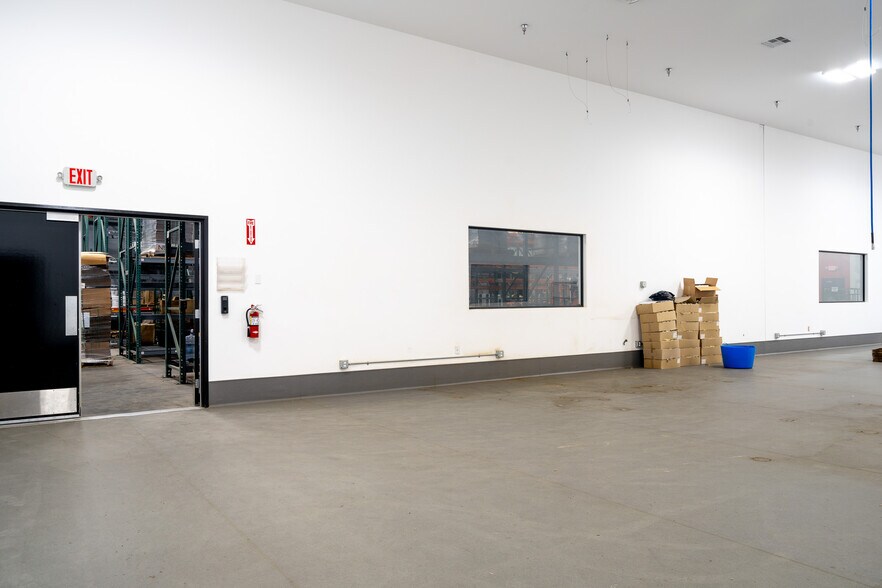 More Photos Of 19533 McLane St, Palm Springs Distribution For Sale