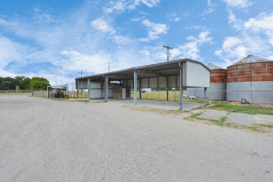 More Photos Of 1500 W Highway 6, Alvin Truck Terminal For Lease