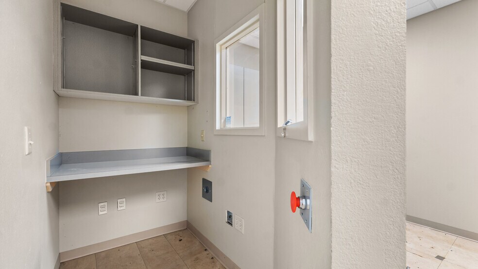 More Photos Of 910 James Bowie Dr, New Boston General Retail For Lease
