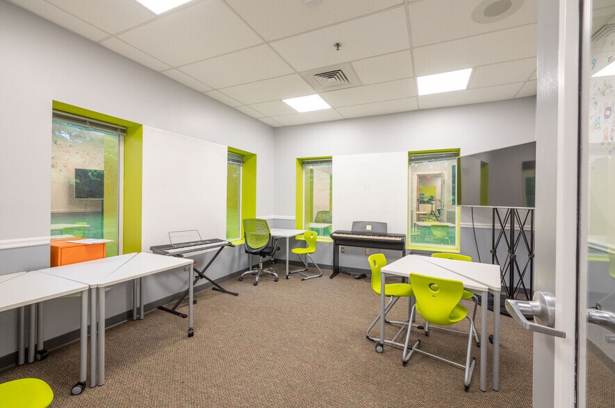 More Photos Of 16-18 Trowbridge Dr, Bethel Light Manufacturing For Sale