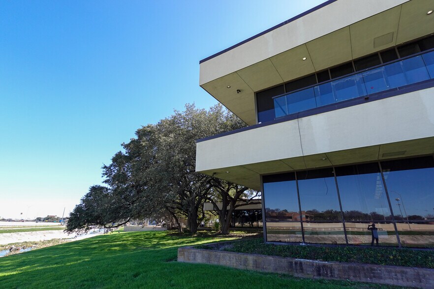 More Photos Of 6224 W Interstate 10, San Antonio Office For Sale