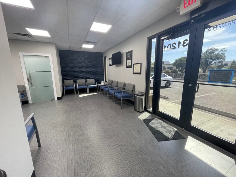 More Photos Of 31201 US Highway 19 N, Palm Harbor Medical For Lease