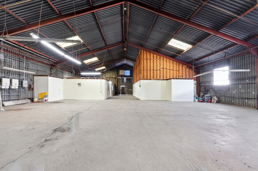 More Photos Of 8426-8428 San Fernando Rd, Sun Valley Warehouse For Lease