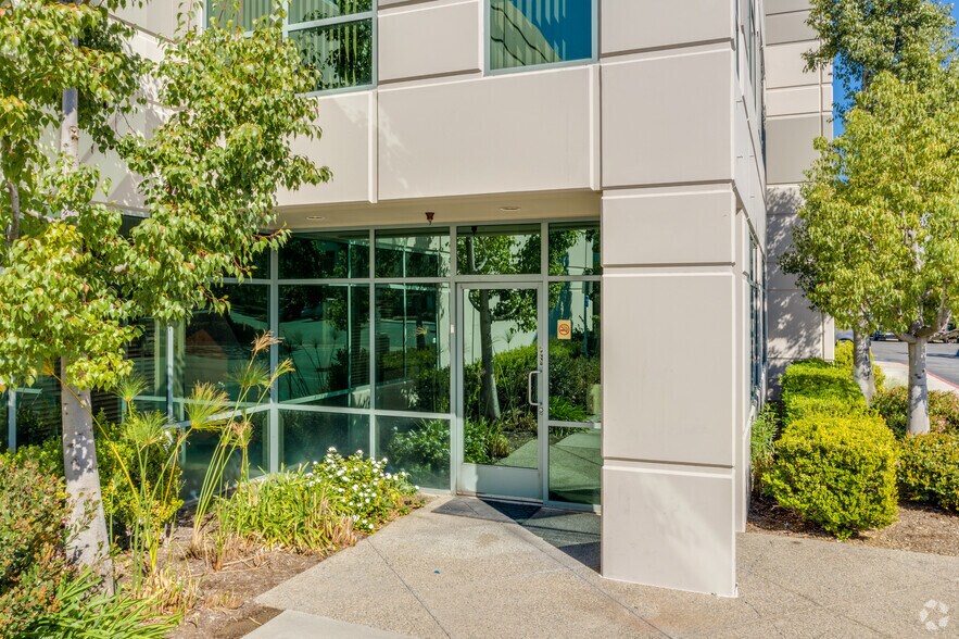 More Photos Of 11 Goddard, Irvine Light Manufacturing For Lease