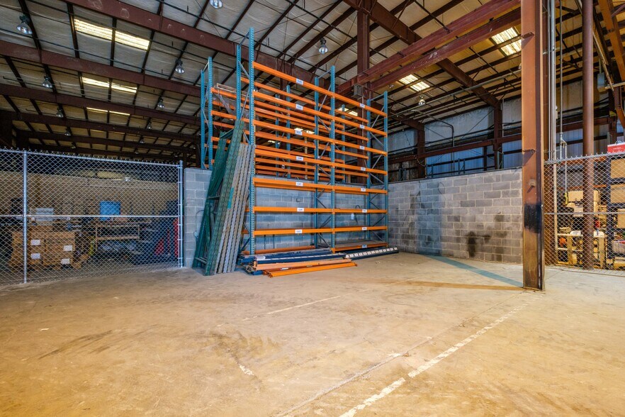 More Photos Of 1680 Country Club Rd, Harrisonburg Flex For Lease