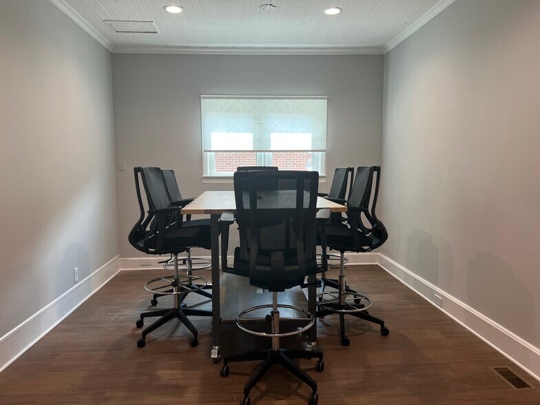 More Photos Of 250 W Pennsylvania Ave, Southern Pines Office For Lease