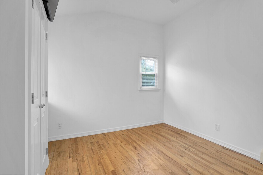 More Photos Of 87 North Rd, Hampton Bays Storefront Retail Residential For Sale