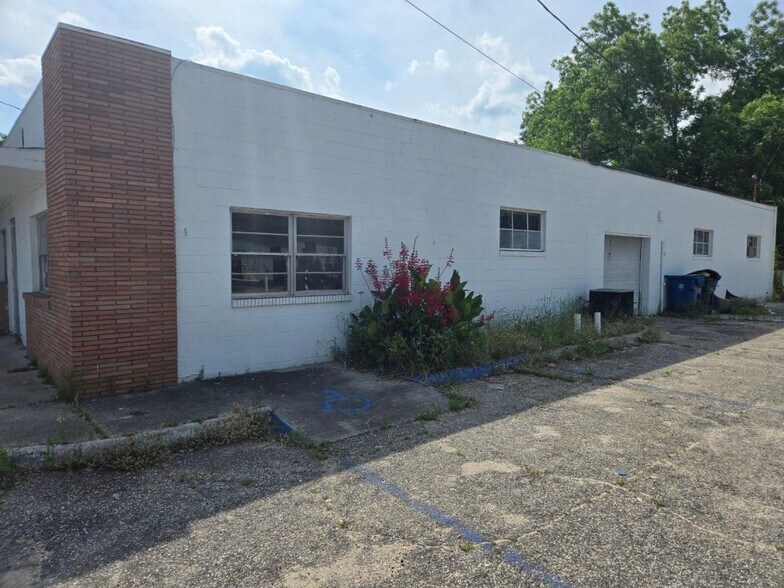 More Photos Of 626 W Carolina Ave, Hartsville Showroom For Sale