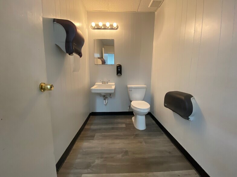 More Photos Of 627 Minuet Ln, Charlotte Light Manufacturing For Lease