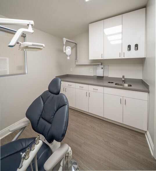 More Photos Of 10724 Riverside Dr, North Hollywood Medical For Lease