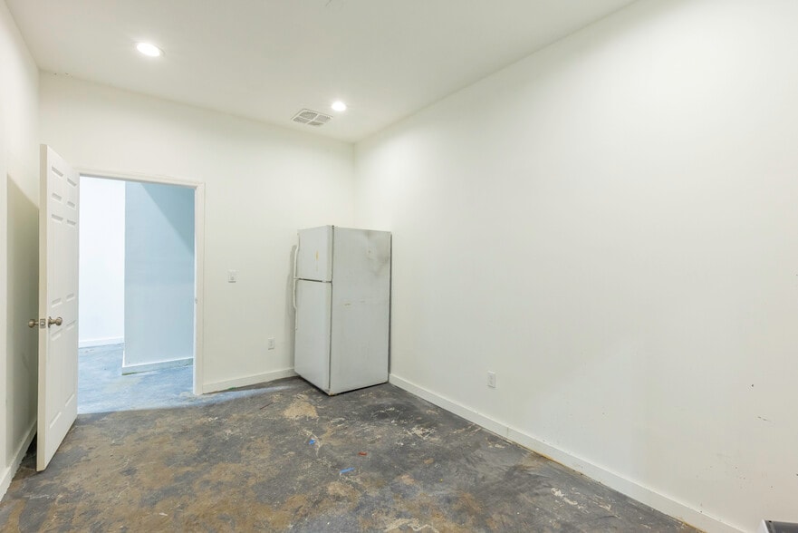 More Photos Of 1593 SE Village Green Dr, Port Saint Lucie Warehouse For Lease