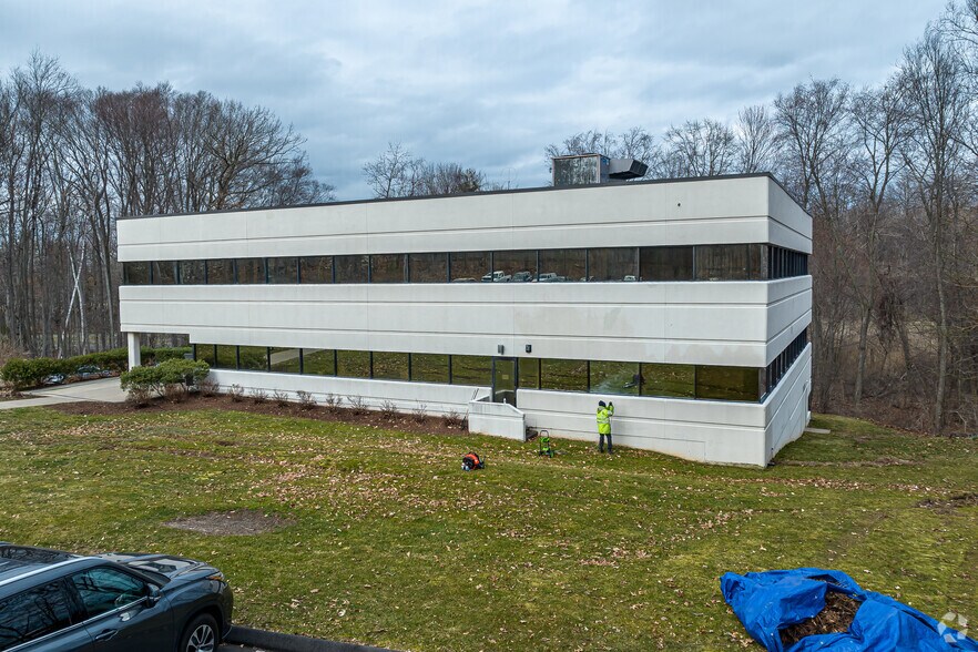 More Photos Of 160 Chapel Rd, Manchester Office For Lease