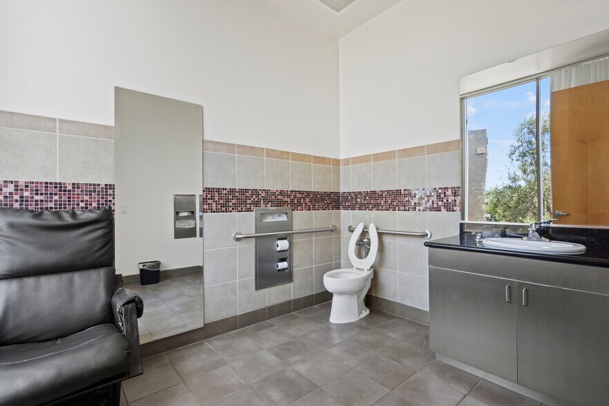 More Photos Of 8911 Research Dr, Irvine Office For Lease