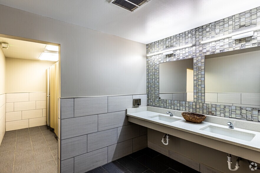 More Photos Of 2700 W 18th Ave, Emporia Hotel For Sale