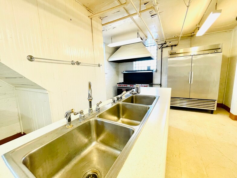 More Photos Of 1601 NE Madison Ave, Peoria Religious Facility For Sale