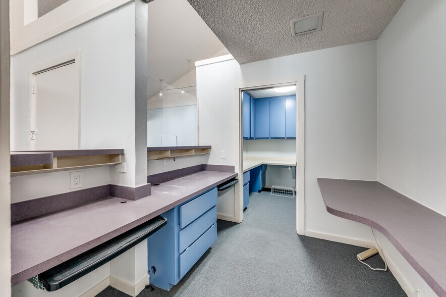 More Photos Of 1725 Cimarron Trl, Hurst Medical For Lease