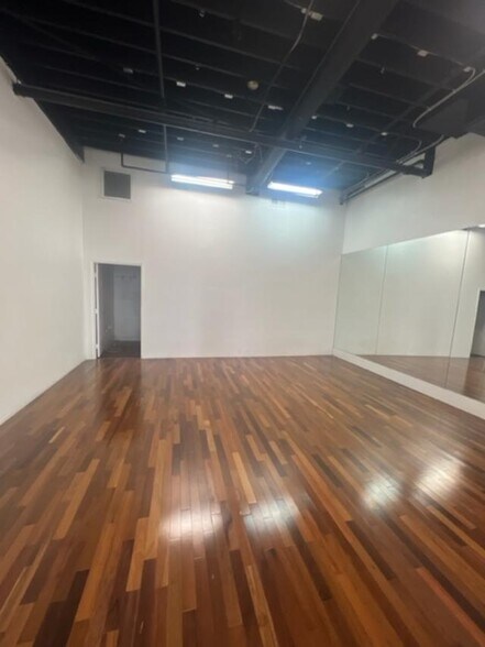 More Photos Of 2057-2061 N Los Robles Ave, Pasadena General Retail For Lease