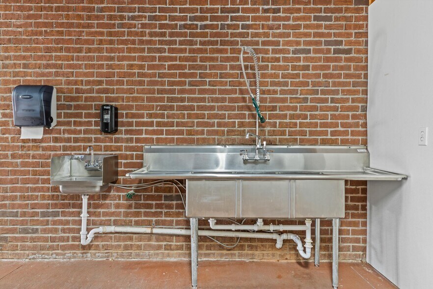 More Photos Of 700 Grove St, Loudon Freestanding For Sale