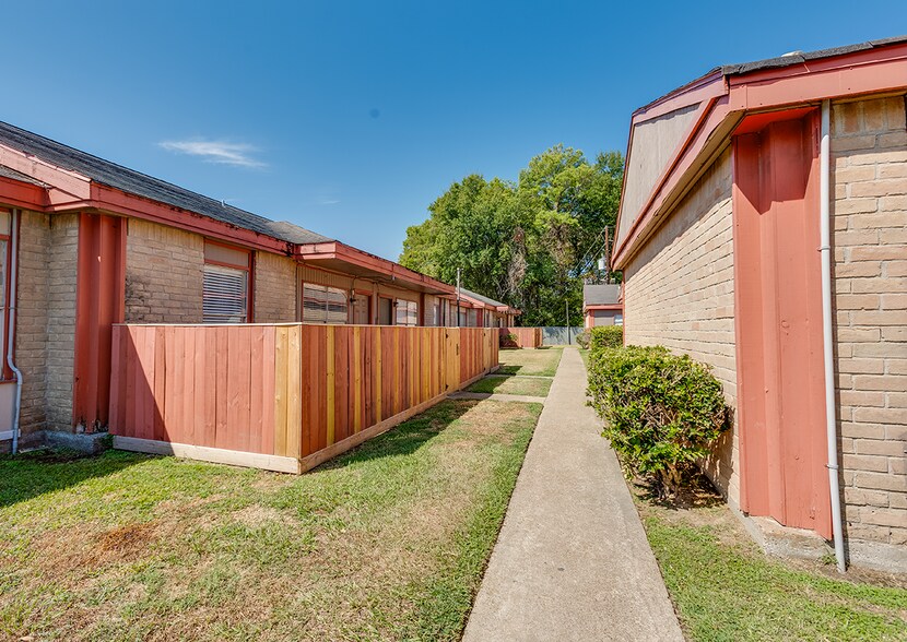 More Photos Of 11620 FM 1960 Rd, Huffman Self Storage For Sale