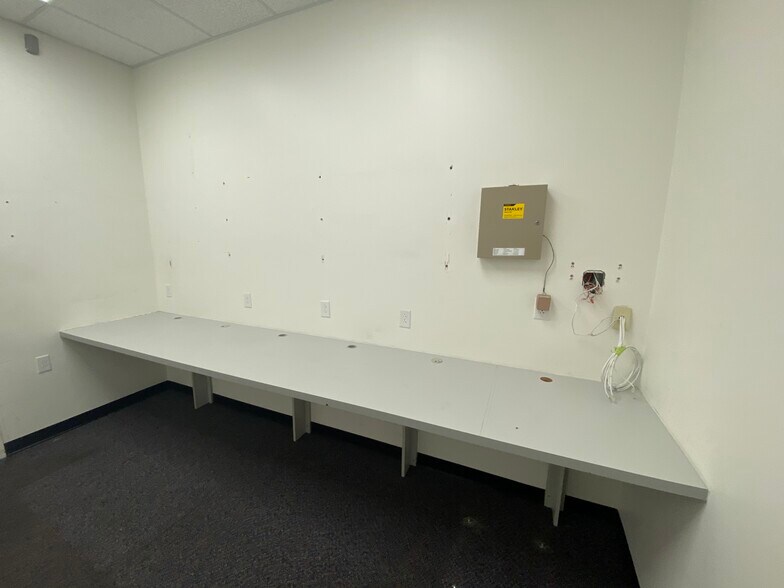 More Photos Of 1203 W Ferdon St, Litchfield Storefront For Lease