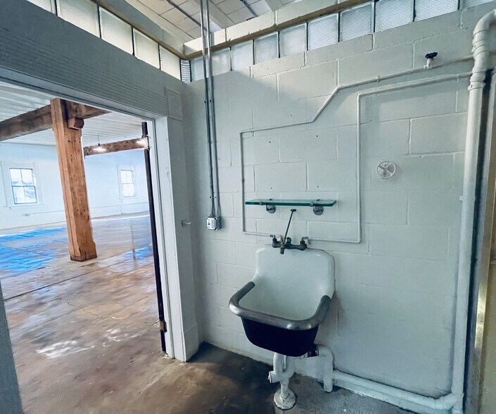 More Photos Of N2048 Spring St, Stockholm General Retail For Lease