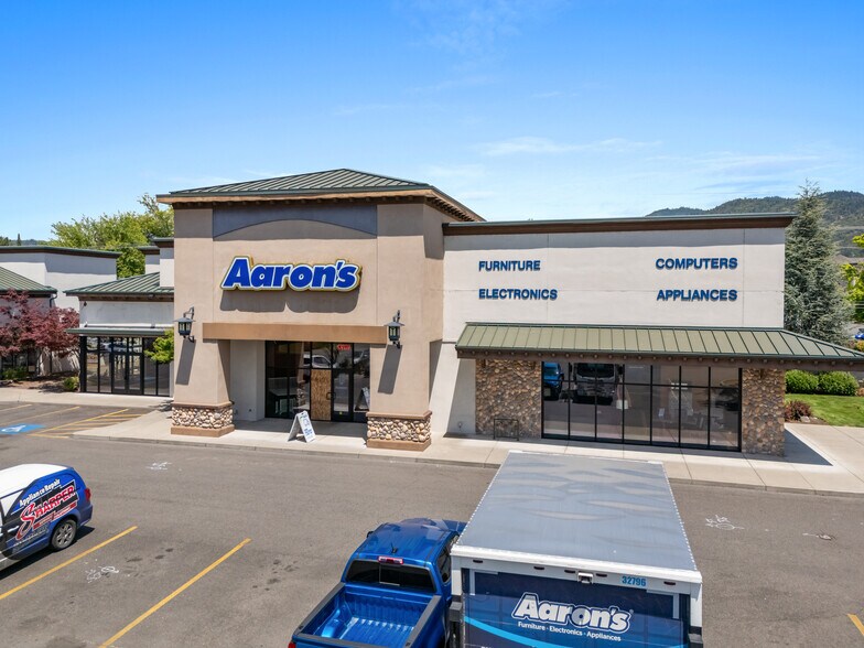 More Photos Of 820 NE E St, Grants Pass Storefront Retail Office For Sale