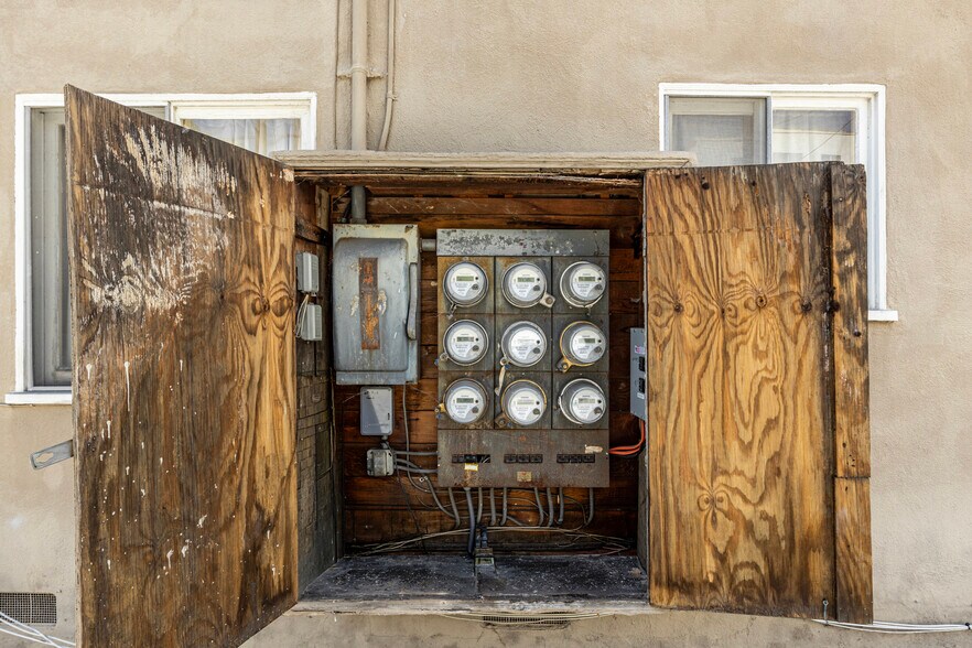 More Photos Of 7627 Hampton Ave, Los Angeles Apartments For Sale