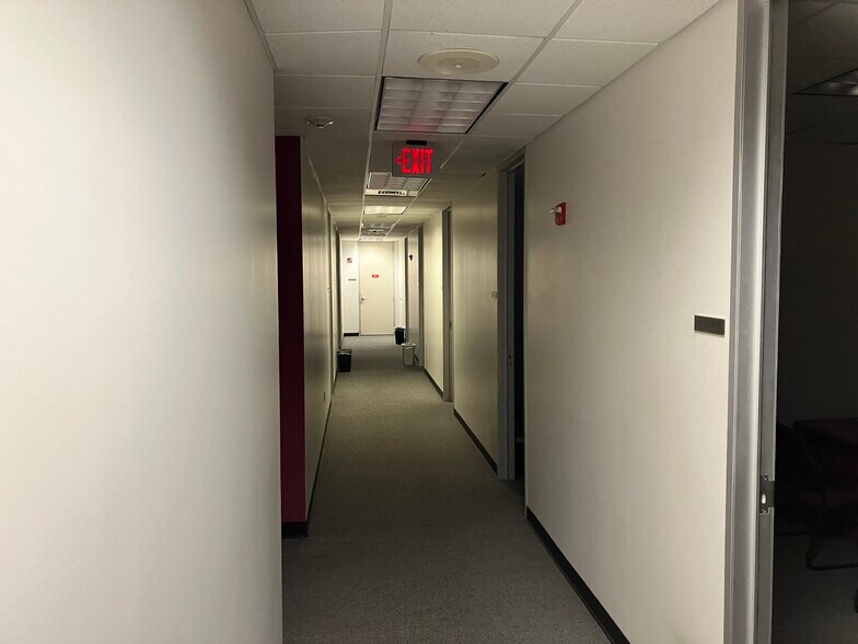 More Photos Of 2630 E Lamar Blvd, Arlington Office For Lease