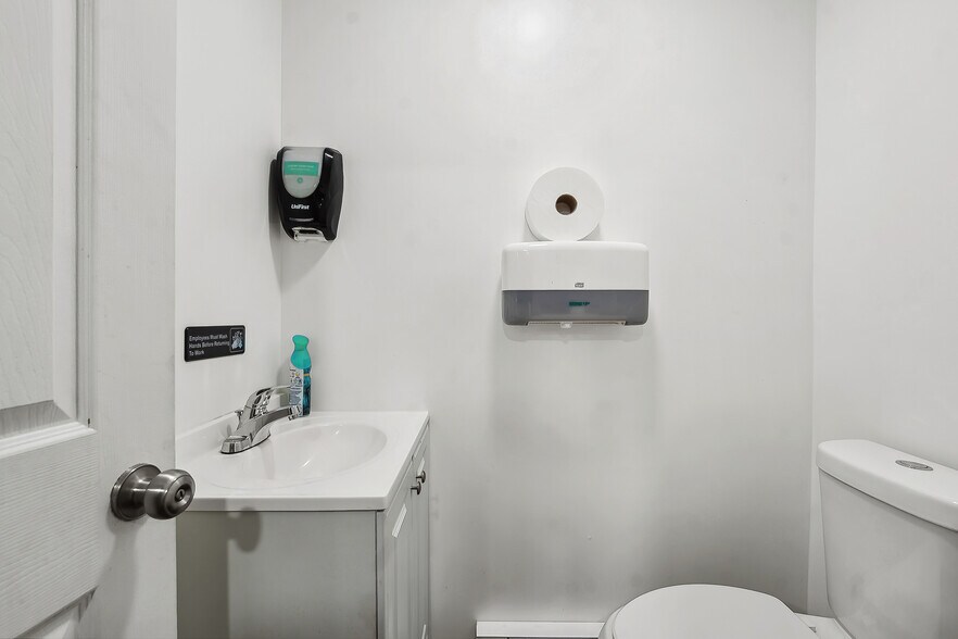 More Photos Of 900 Oak St, Pittston Showroom For Sale