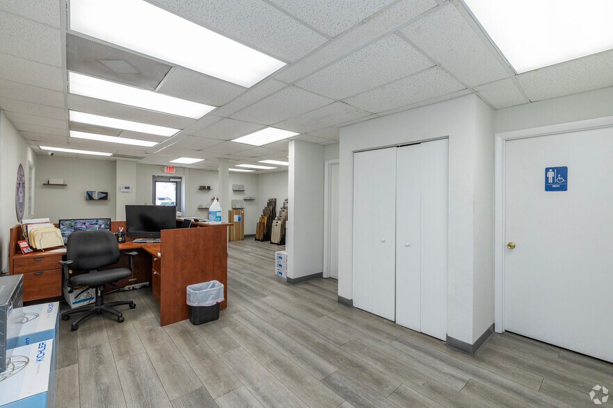 More Photos Of 7818 Depot Ln, Tampa Warehouse For Lease