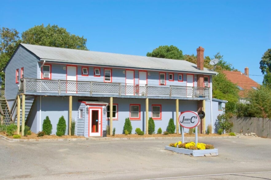 More Photos Of 87 North Rd, Hampton Bays Storefront Retail Residential For Lease