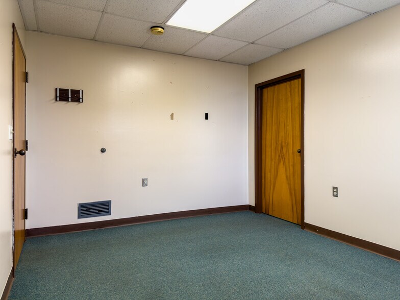More Photos Of 1679 E State Route 29, Urbana Showroom For Sale