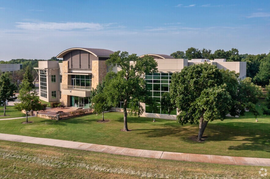 More Photos Of 2871 Lake Vista Dr, Lewisville Office For Lease