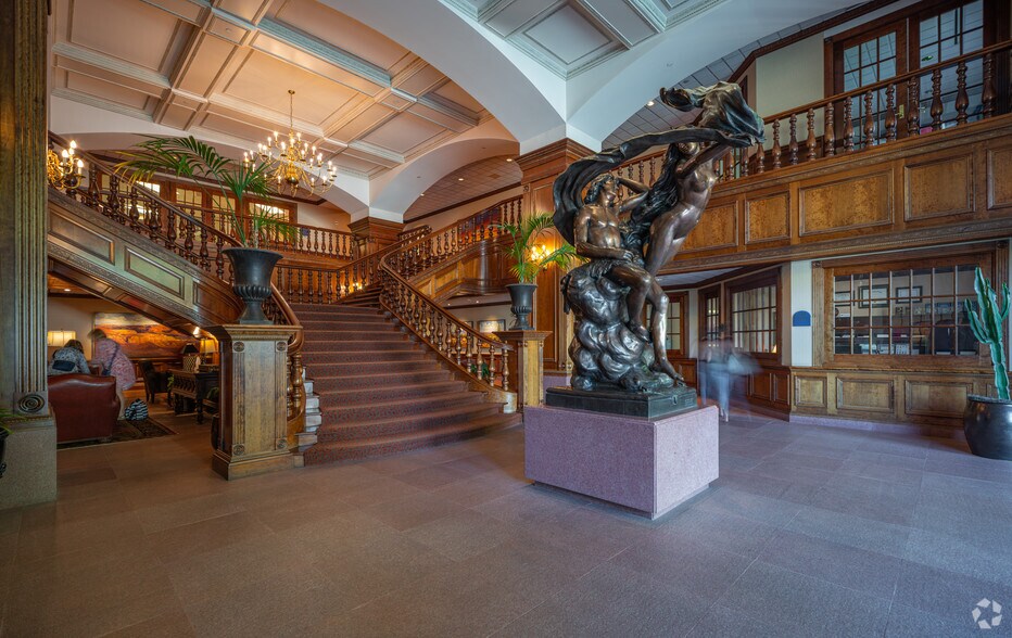 More Photos Of 2999 N 44th St, Phoenix Office For Sale