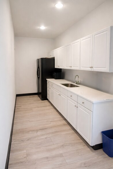 More Photos Of 18045-18049 Oak St, Omaha Coworking Space