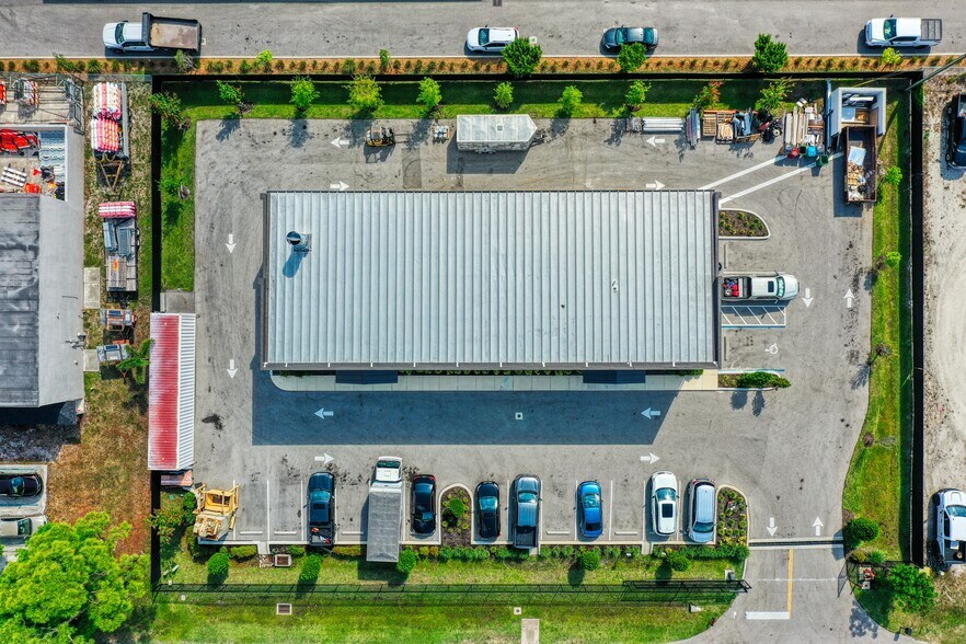 More Photos Of 329 NE 3rd Ave, Cape Coral Showroom For Sale