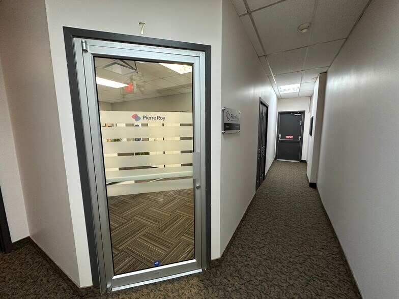 More Photos Of 3000-3140 Boul de Rome, Brossard Storefront For Lease