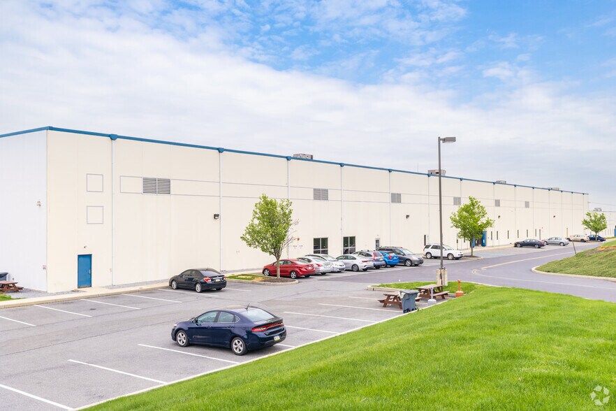 More Photos Of 200 Cascade Dr, Allentown Warehouse For Lease