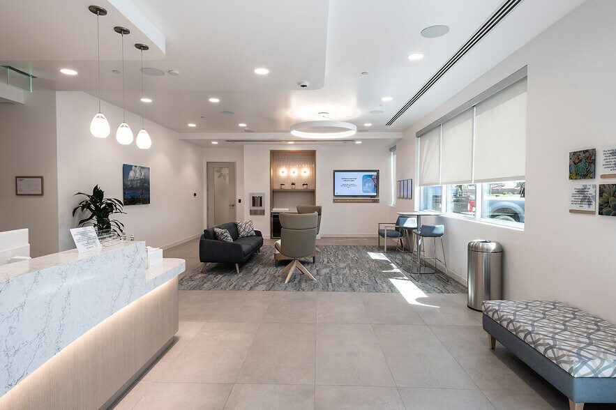 More Photos Of 19810 N 7th Ave, Phoenix Office For Sale