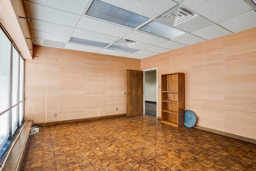 More Photos Of 2716 Commerce St, Wichita Falls Industrial For Sale