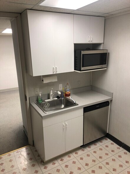 More Photos Of 28525-28545 Orchard Lake Rd, Farmington Hills Office For Sale