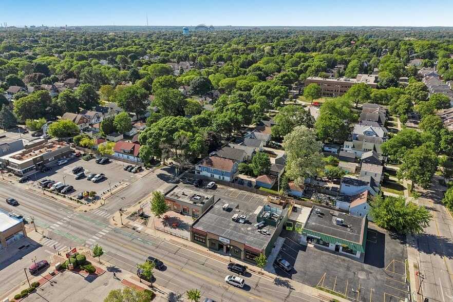 More Photos Of 6715 W North Ave, Wauwatosa Storefront For Lease