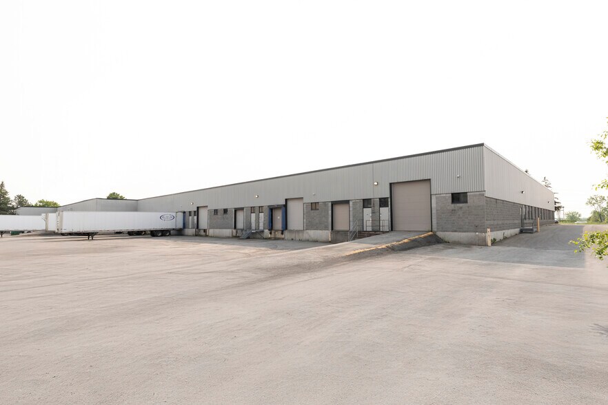 More Photos Of 1875-1905 Boul Lionel-Bertrand, Boisbriand Light Manufacturing For Lease
