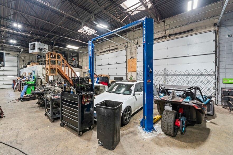 More Photos Of 5944 W 65th St, Chicago Service For Sale