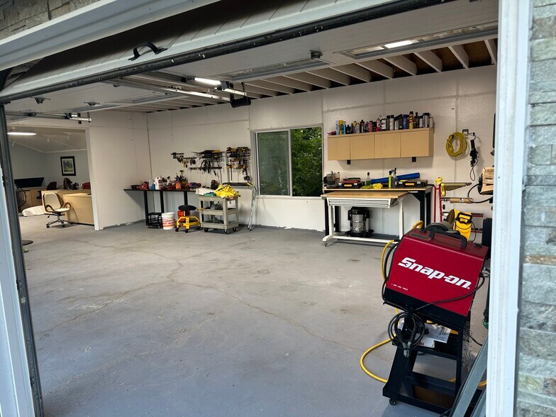 More Photos Of 861 DeKalb Pike, Center Square Industrial For Lease